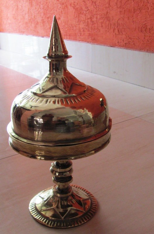 incredibleindia's tweet photo. A traditional symbol of #Assam, the Xorai is used as an offering tray for welcoming guests. #IncredibleIndia https://t.co/j3wbjTiXtC