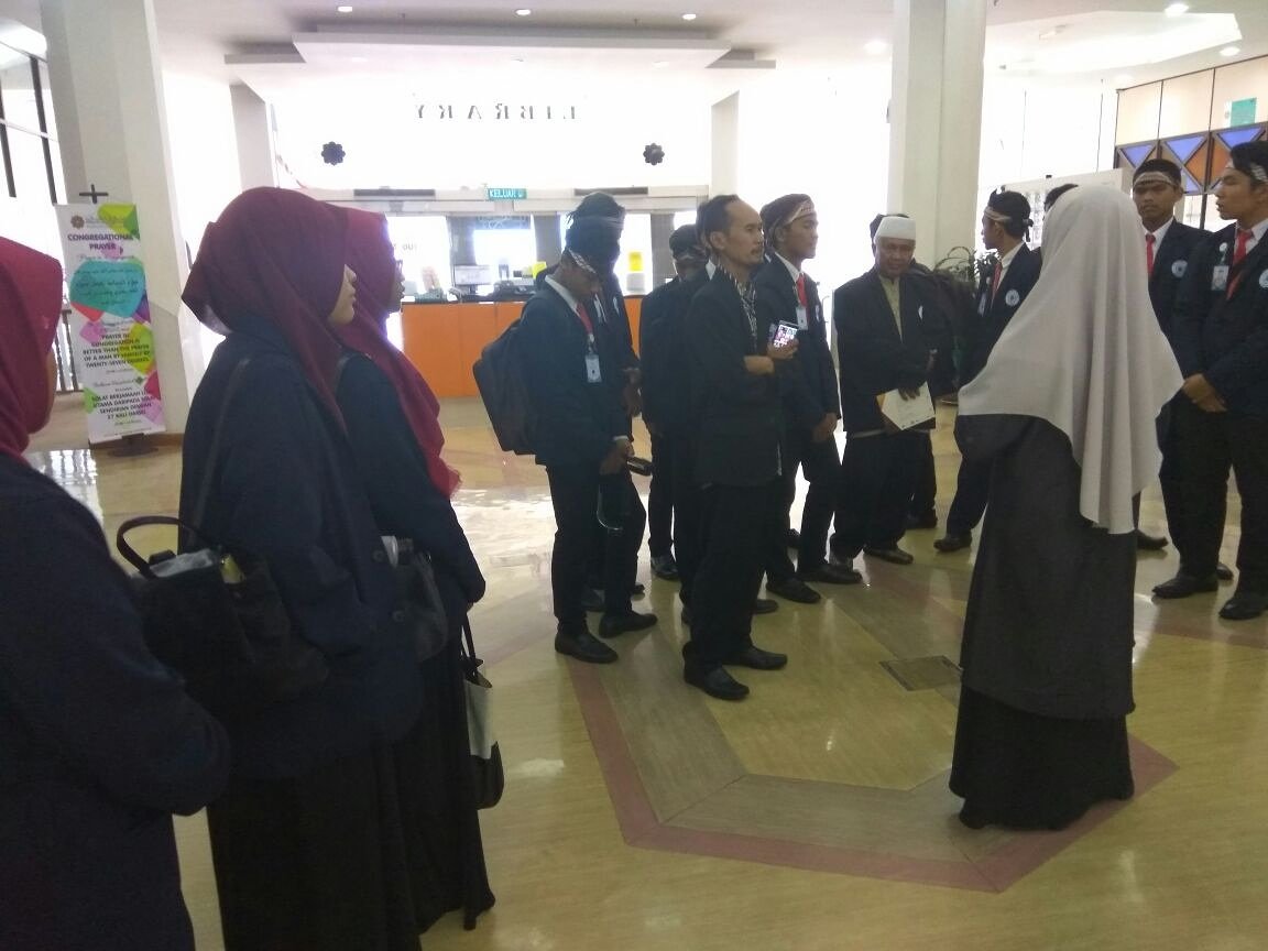 letsgo2016's tweet photo. setelah kami melakukan presentasi di galery @IIUMOnline, delegasi #LETSGO2016 berkunjung ke Library di IIUM. #indonesia #gamananta #malaysia https://t.co/VjjiJG8ubm