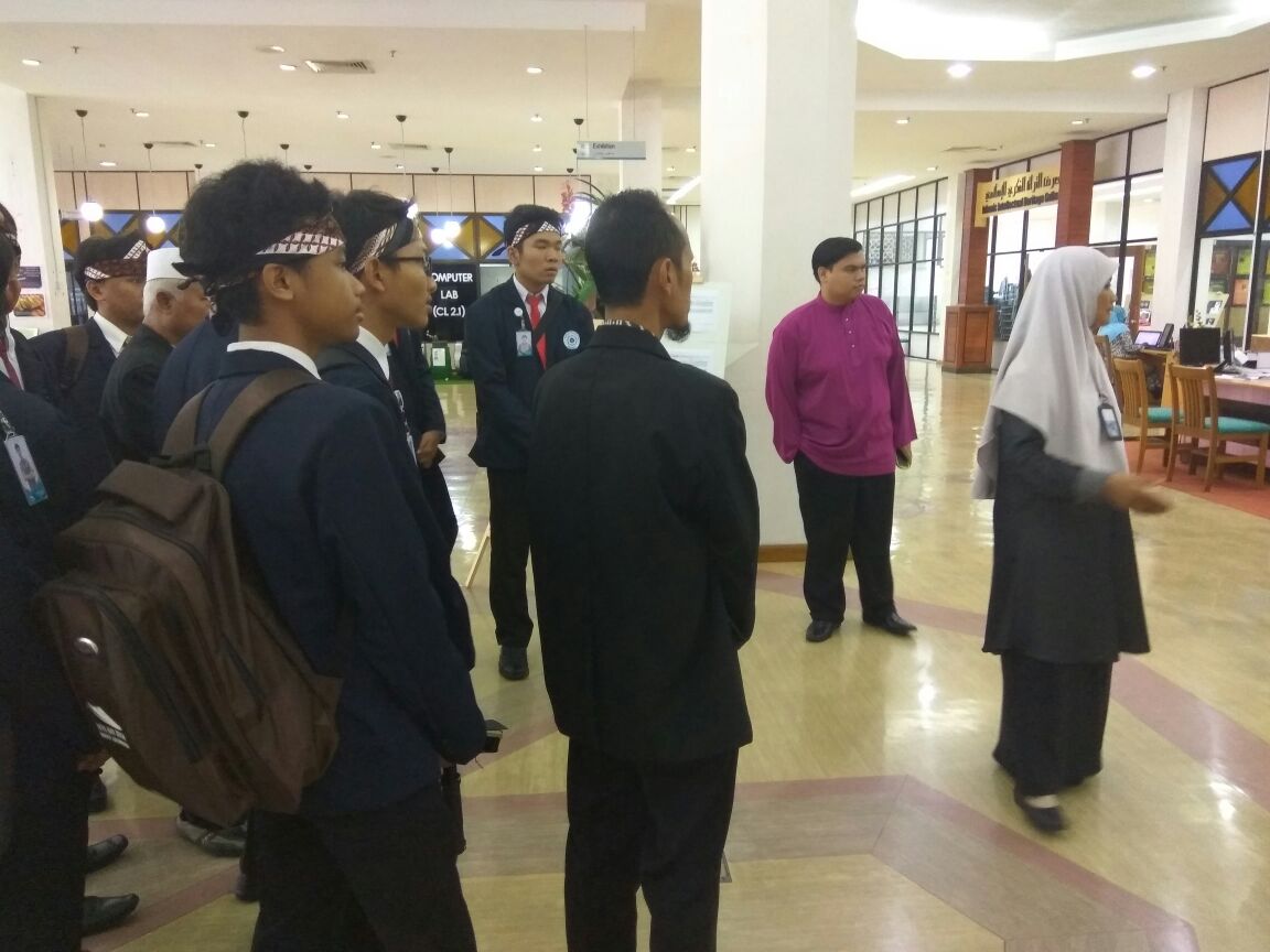 letsgo2016's tweet photo. setelah kami melakukan presentasi di galery @IIUMOnline, delegasi #LETSGO2016 berkunjung ke Library di IIUM. #indonesia #gamananta #malaysia https://t.co/VjjiJG8ubm