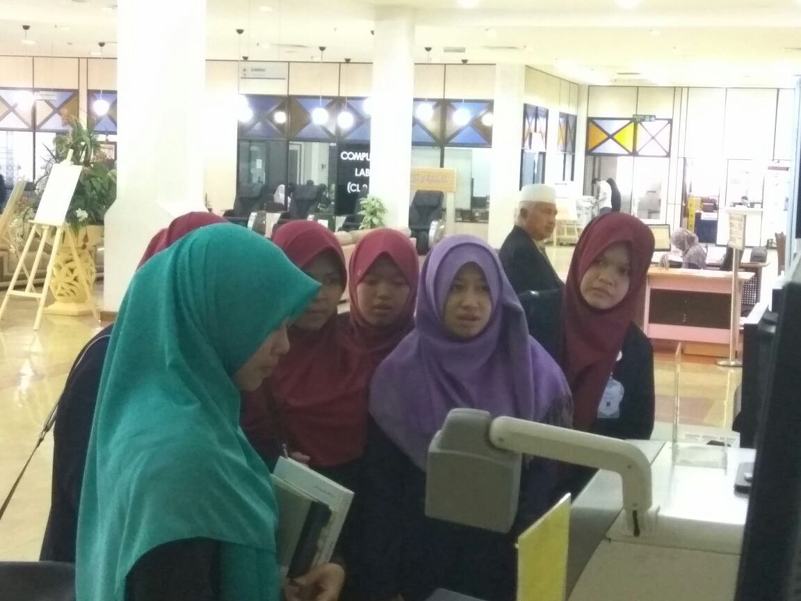 letsgo2016's tweet photo. lalu delegasi #LETSGO2016 diajari menggunakan mesin peminjamman buku di Library @IIUMOnline
#gamananta #malaysia #indonesia https://t.co/7Mh1qeJ3vY