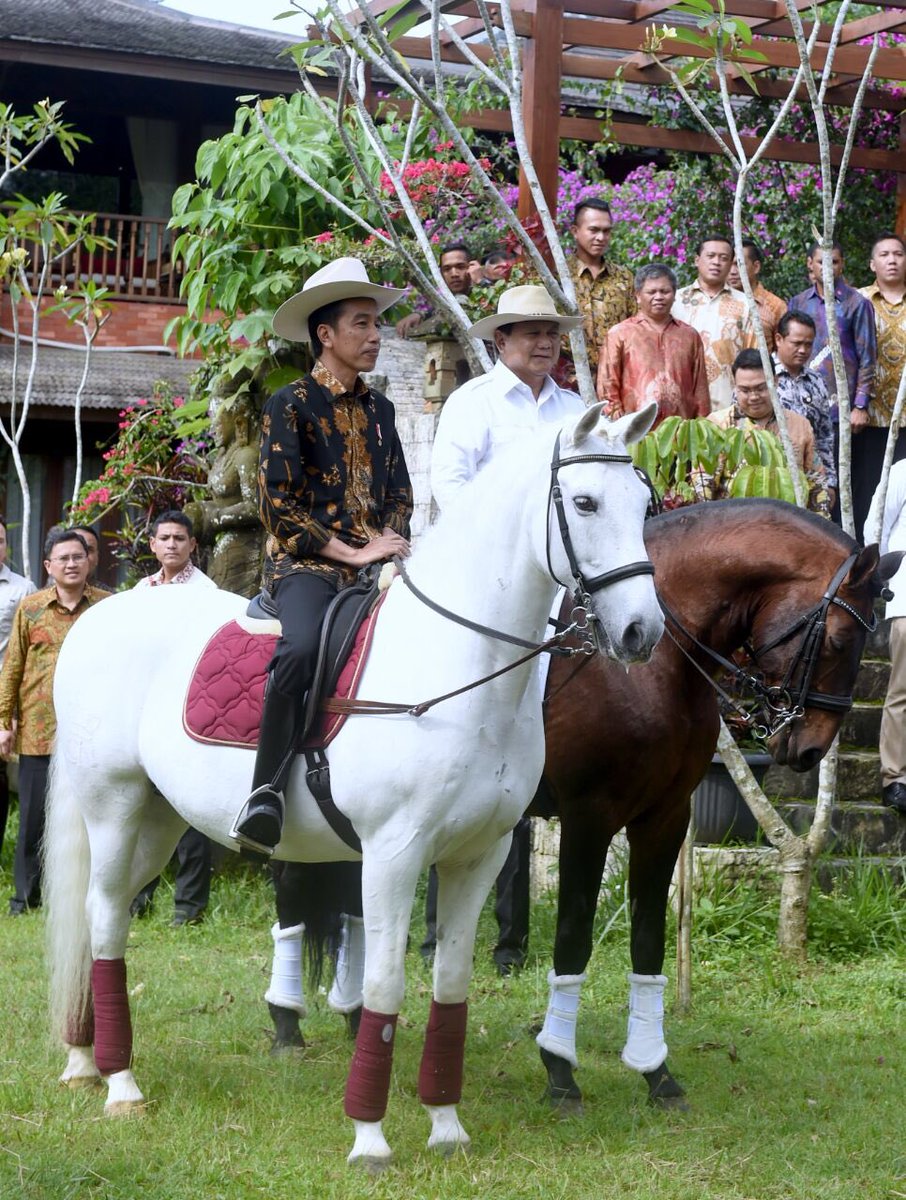 Presiden <a href="/jokowi/">Joko Widodo</a> bersilahturahmi ke Pak <a href="/prabowo/">Prabowo Subianto</a> di Hambalang dlm suasana yg akrab, cair dan saling menghormati #DiplomasiBerkuda