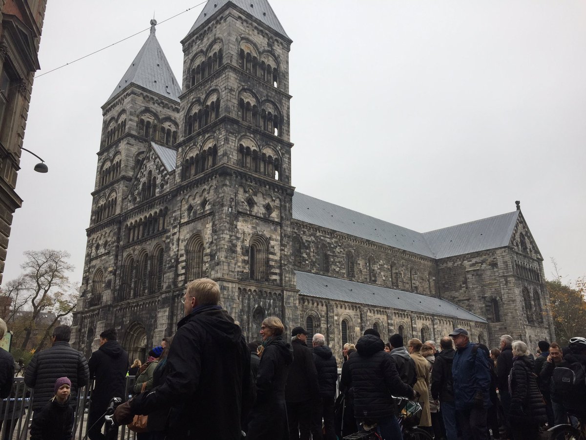 l_sandell's tweet photo. Folk börjar samlas utanför Domkyrkan i förhoppning om en glimt av #PopeFrancis #popevisitlund #Lund2016 #lundskommun https://t.co/ZcvVOZgDva