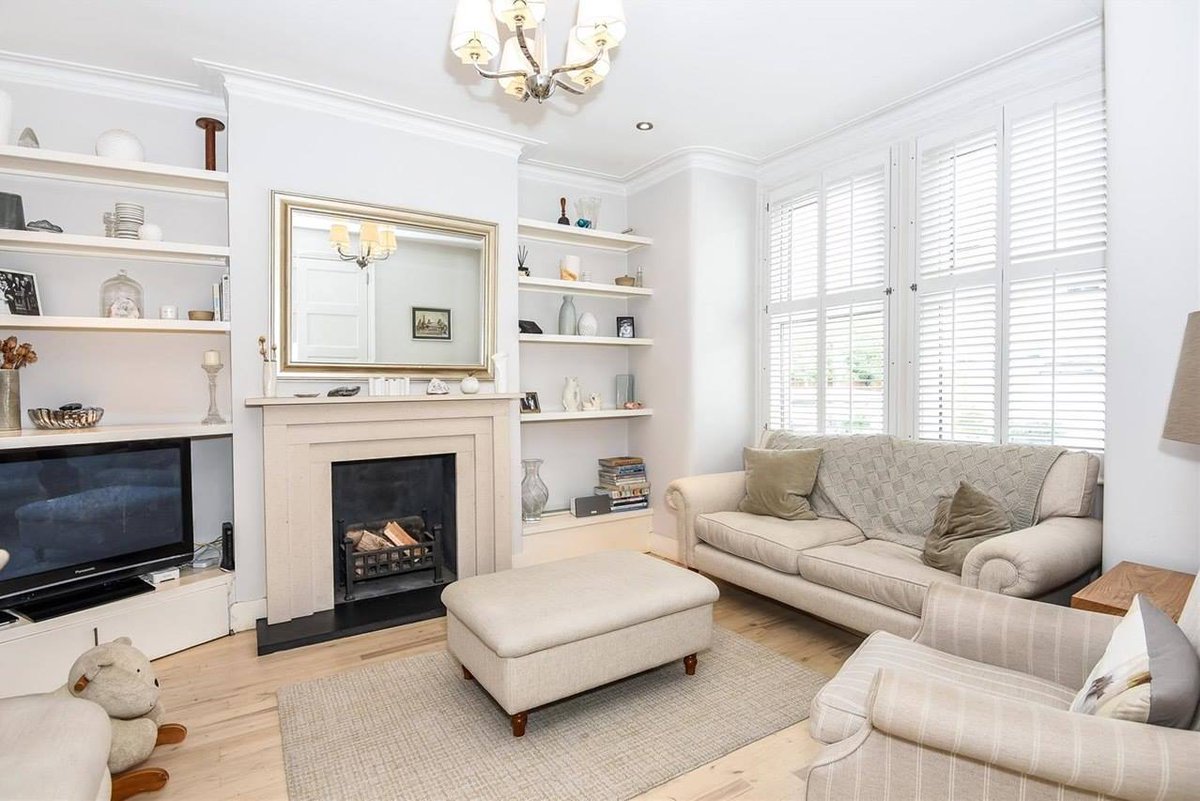 JacksonsSW's tweet image. This stylishly presented 4 bedroom mid terrace Victorian family home is for sale in #Earlsfield SW18 bit.ly/2f3X56X
