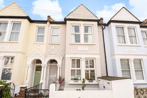JacksonsSW's tweet image. This stylishly presented 4 bedroom mid terrace Victorian family home is for sale in #Earlsfield SW18 bit.ly/2f3X56X