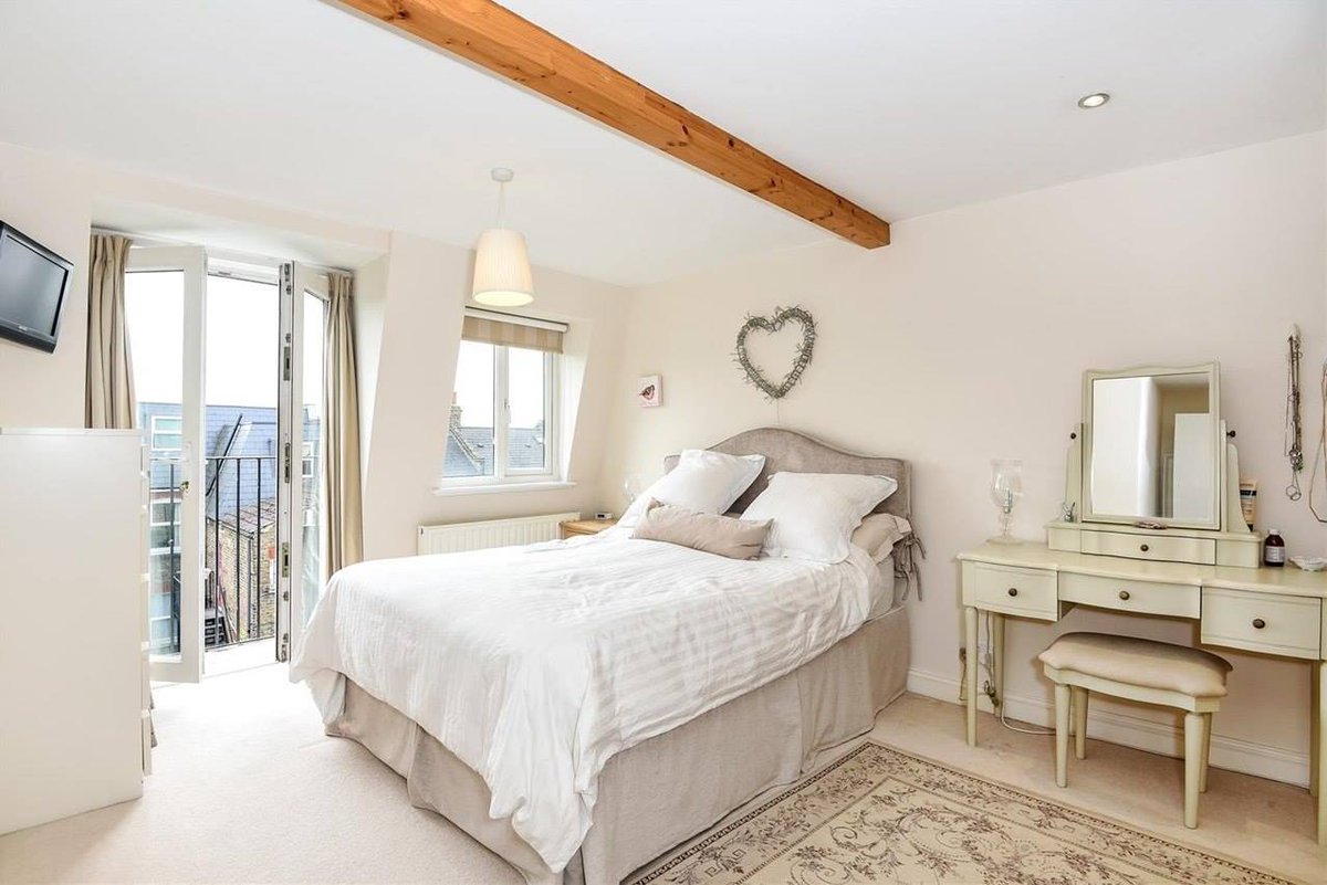 JacksonsSW's tweet image. This stylishly presented 4 bedroom mid terrace Victorian family home is for sale in #Earlsfield SW18 bit.ly/2f3X56X