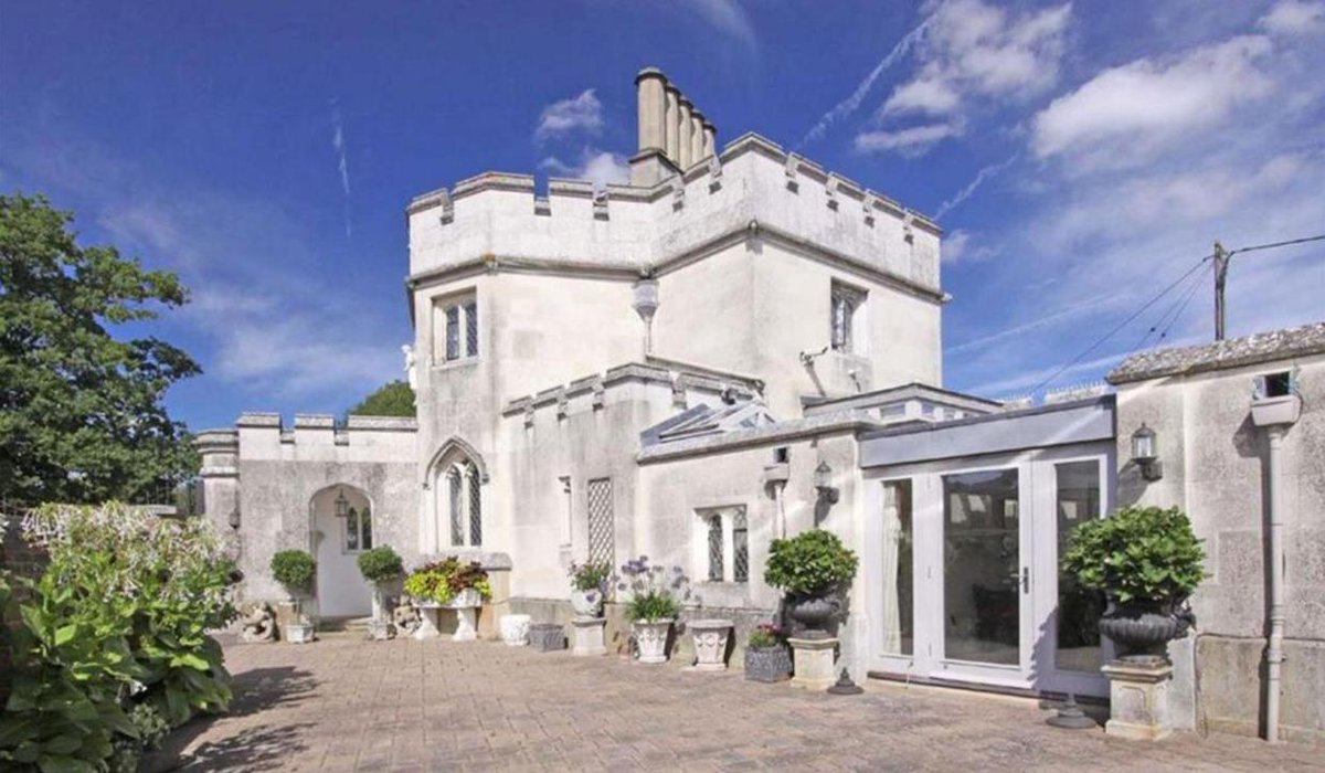 LondonSurveys's tweet photo. Grade II-listed lodge used by Henry VIII is listed for £1.35 million https://t.co/J3quUfcbVH https://t.co/aZe6T6Qe0E