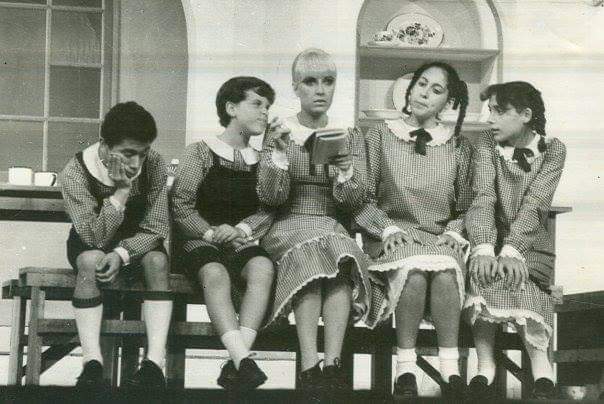 SoyLaGlodi's tweet photo. @TeatrodeLucia Aquí está una de las bellas #Cecica o #Sandra? #PapitoPiernasLargas Bello recuerdo!!!! https://t.co/kI5JgdAwAs
