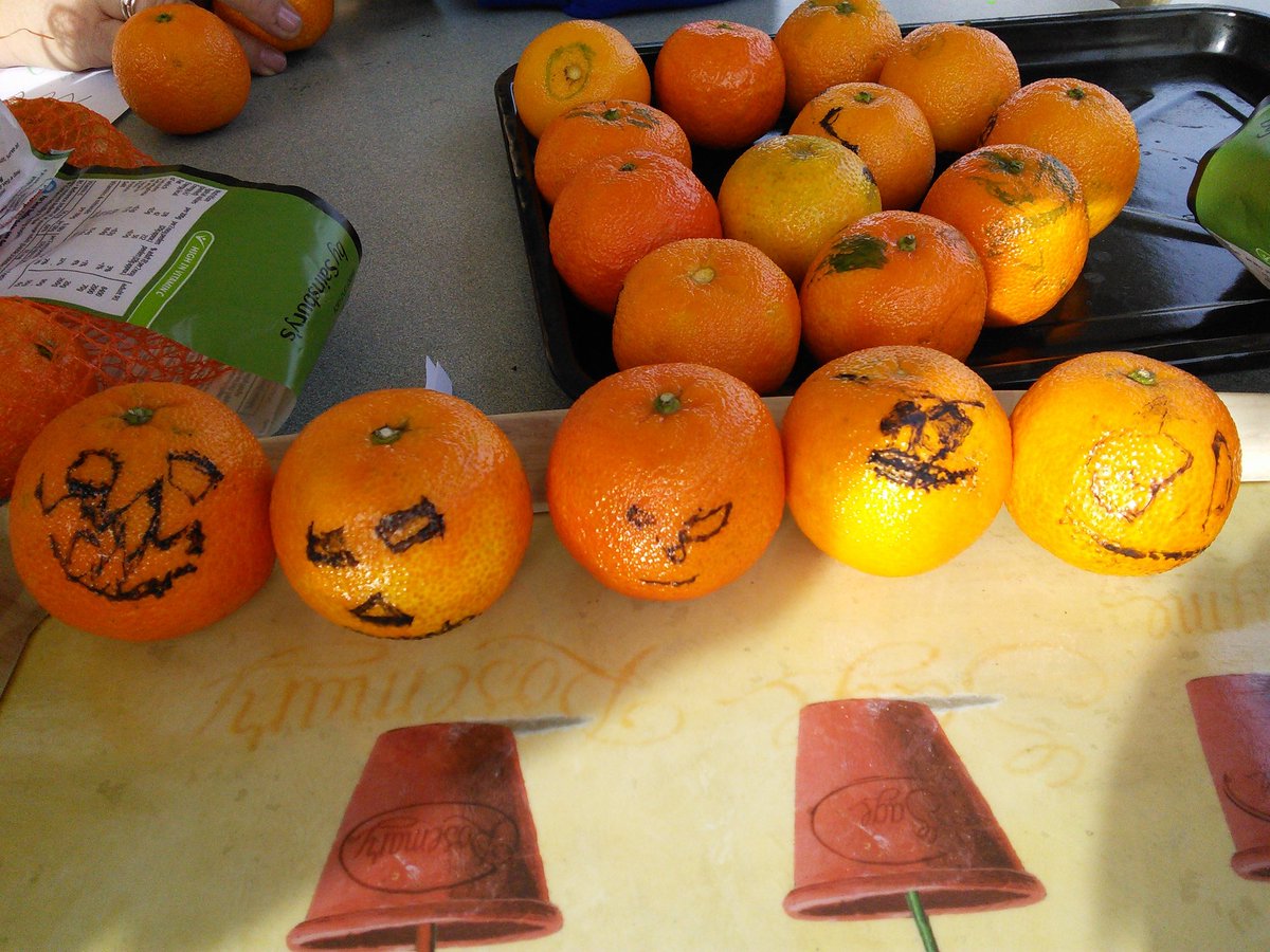 ursulineprimary's tweet photo. Making mini pumpkins in Reception today! #ADayInReception https://t.co/a7R6hGoAmE