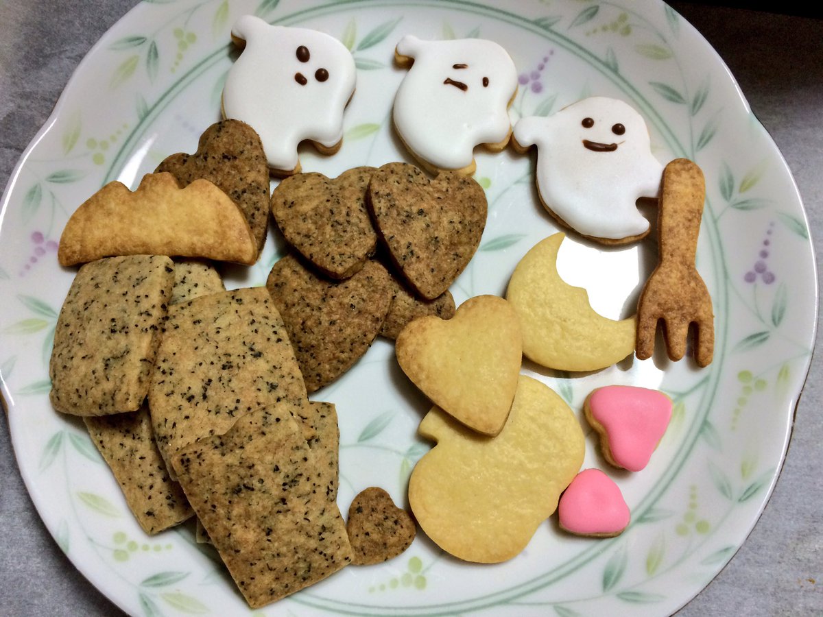 sweetlover225's tweet photo. ハッピーハロウィン🎃🎉！
クッキー作って友達にたくさんあげた😃から少なくなっちゃったけど
上からアイシング、プレーン、紅茶クッキ���！
#お菓子作り 
#ハロウィン 
#お菓子作り好きな人と繋がりたい https://t.co/20KQr5W8Fj