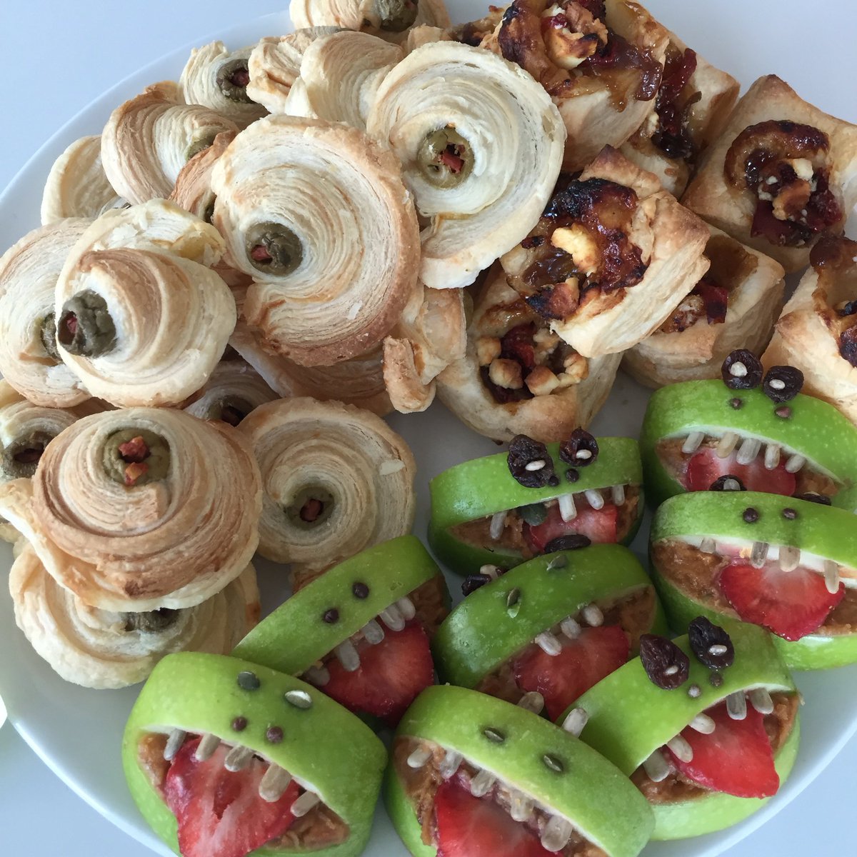 devonsewing's tweet photo. Happy Halloween! #HappyHalloween   #Foodie #monsterpicnic https://t.co/dj4HPCEpmS