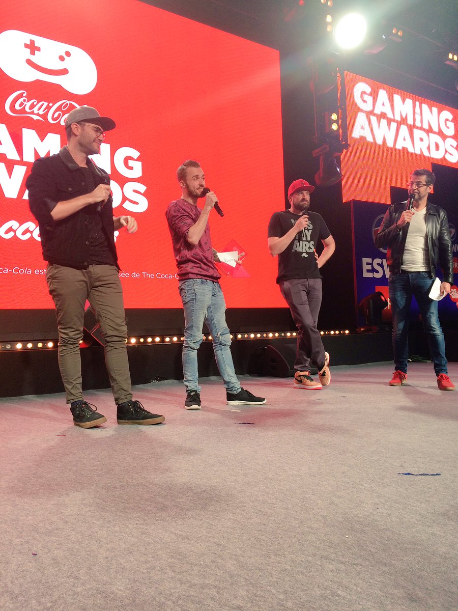 cocacolafr's tweet photo. #CCGA2016
🗒Meilleur Youtubeur gaming
🏆@xSqueeZie
Prix remis par @MonsieurDream https://t.co/GcEIC5BuOv