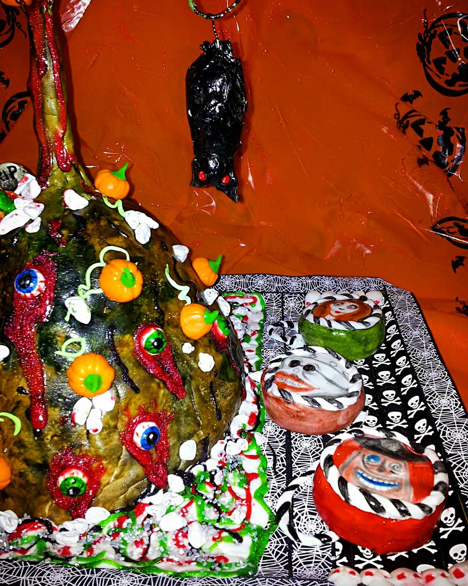 MarbelaSuites's tweet photo. A special wish to you all! Happy Fest! 
(photo of Monica Sammarco) #halloween #interludevacation #cake #vegan #chef https://t.co/JTFcnDR2RU https://t.co/cL8jG2FtiE