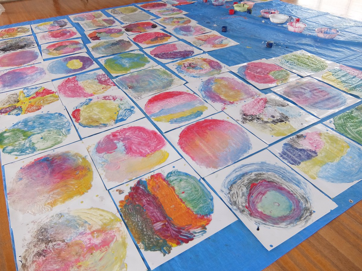 龍明寺幼稚園 در توییتر 年長版フィンガーペインティング 作品展のテーマが宇宙に決まりまずは惑星作り 小麦粉粘土の感触は勿論 惑星をイメージして流れを意識したり 色使いを意識したりとさすが年長組 友だちの様子を見て おっいいなぁ かっこいいなぁ と