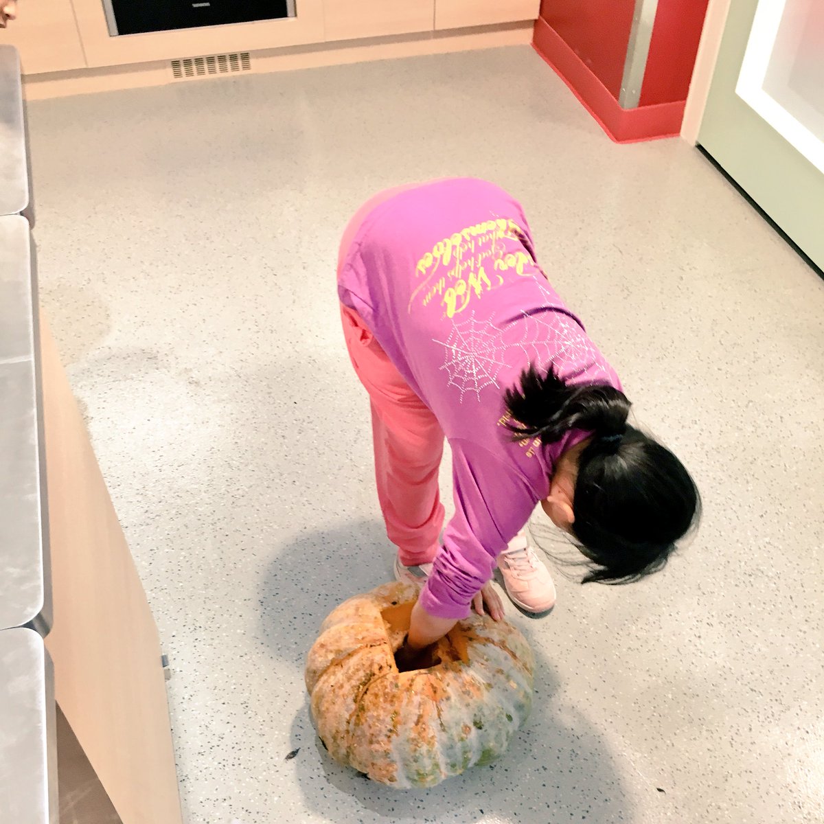 serzinclioglu's tweet photo. Our very own #GreatPumpkin! 30 lbs pumpkin in our #schoolgarden! #1stgraders are learning even more in our new #learningkitchen. #saspudong https://t.co/30Djjt2lfY