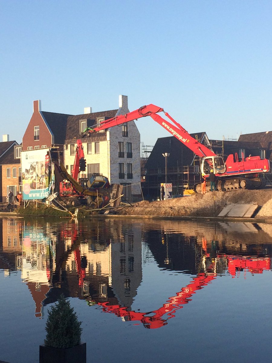 JoKoTiger's tweet photo. Stuurfoutje op maandagochtend #ringoevers #hillegom kraan op zijn kant https://t.co/j9h4mNTHyG