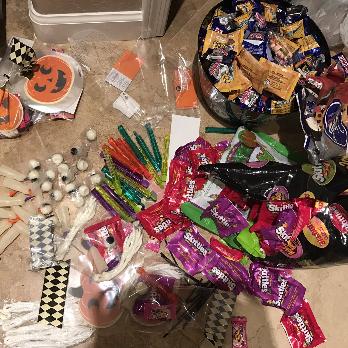 sssniperwolf's tweet photo. My house gunna be lit tomorrow making goodie bags for kids and giving handfuls :3 https://t.co/z8pxmfeZrZ