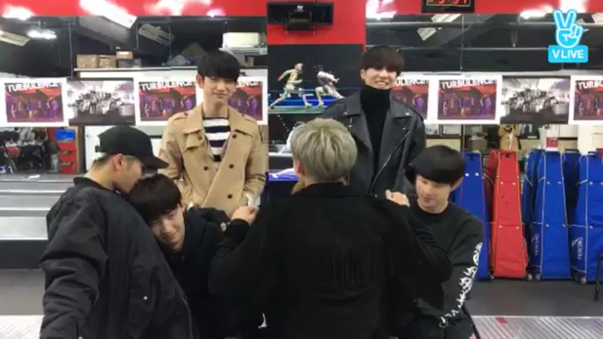 sasi_ma's tweet photo. ไอ้เราก็มัวแต่หวีดมัคแบม ตัดมาที่แจ็คสันฮยองกับแจบอมฮยอง ทำไรกันอะ #ลัทธิเจบีเคะ มั้ยหล่ะ 😅😅 #JackJB https://t.co/ntLS0M5POZ