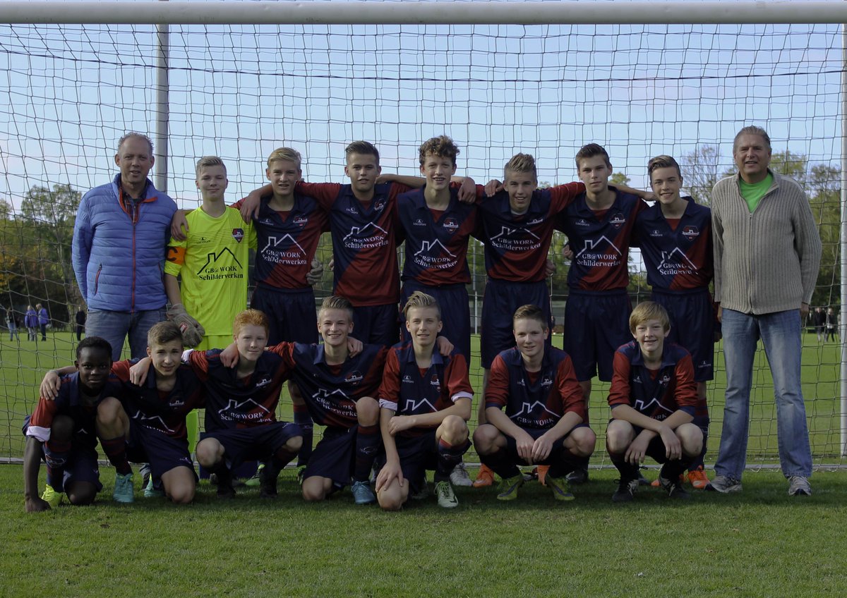 FCG_business's tweet image. Met dank aan GB@WORK een nieuwe kledingsponsor voor @fcsgravenzande JO17-4! #gedreven #vakkundig #schilder ow.ly/Vk9h305GzYJ