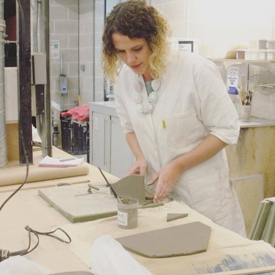 ChelShortCourse's tweet image. Ceramics Open Studio tutor Amy demonstrating #slabbuilding. 
Book your place for January now! bit.ly/2ctrPhC #ceramics #artist