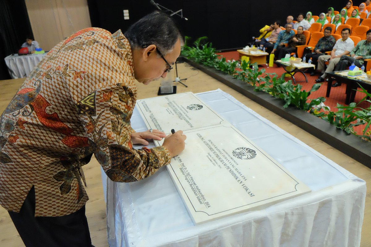 vokasi_ui's tweet photo. #BeritaVokasi (31/10/16) Rektor UI &amp; Direktur Program Pendidikan Vokasi UI menandatangani prasasti tanda peresmian Gedung Auditorium Vokasi https://t.co/kRRWzvK1sN