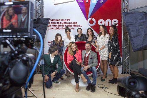 enboga1's tweet photo. Luis Piedrahita y #Vodafone han presentado la llegada de VodafoneTV a #Bilbao en un #evento lleno de #bloggers https://t.co/k8l0kOqL68 https://t.co/79Be1kA8BA