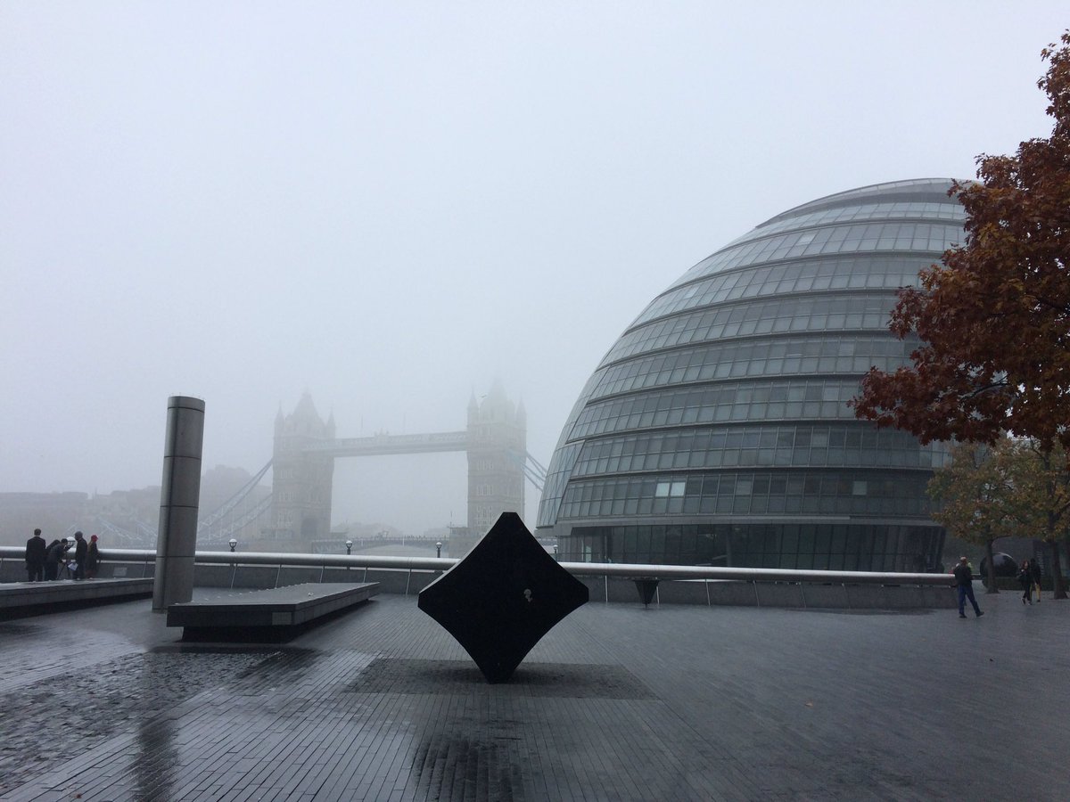 JC_SIRH's tweet photo. Quand la Légende Anglaise frappe pour Halloween ! #viewFromLondonOffice #Fog @hr_path https://t.co/Hj0qSBrLkf