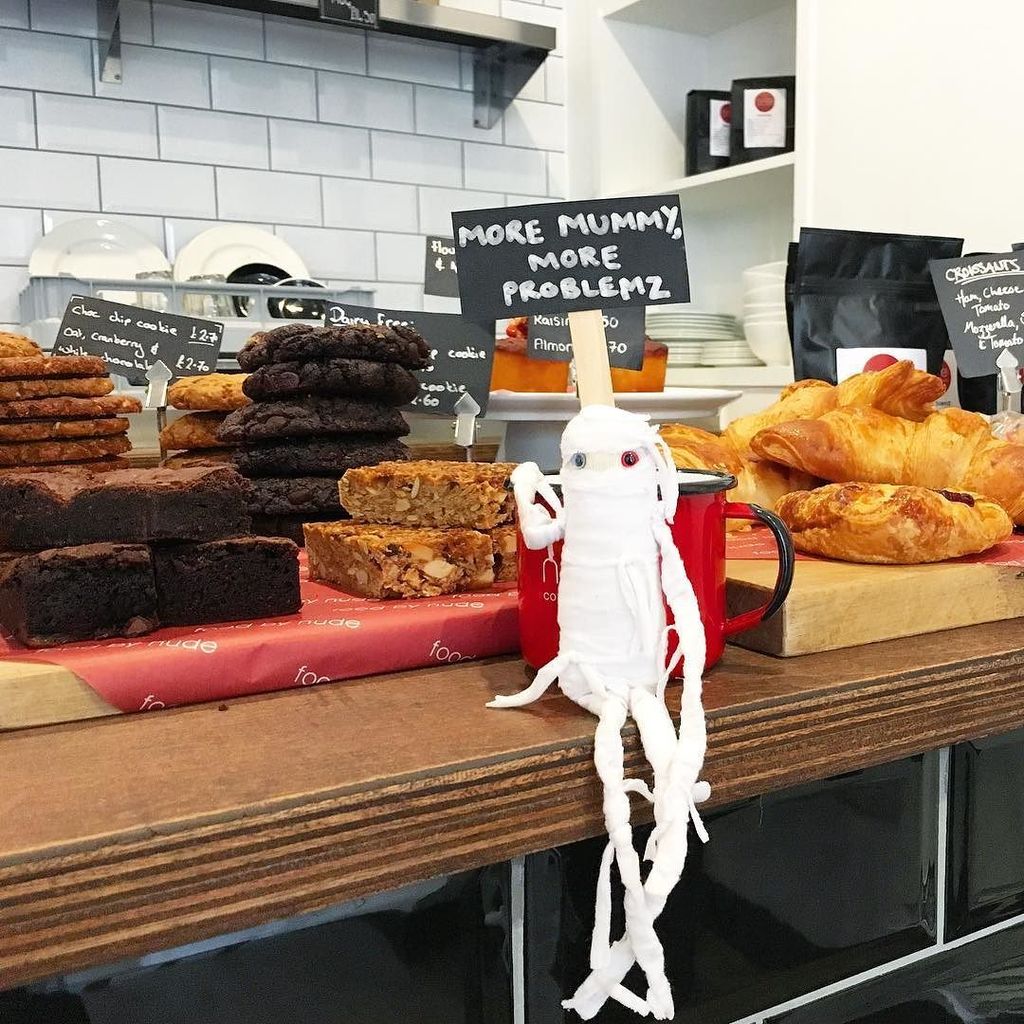 NudeEspresso's tweet photo. Perfect foggy morning for #Halloween #belllane #spookymorning https://t.co/YqCN02Ojul https://t.co/HG3BrLJMyE