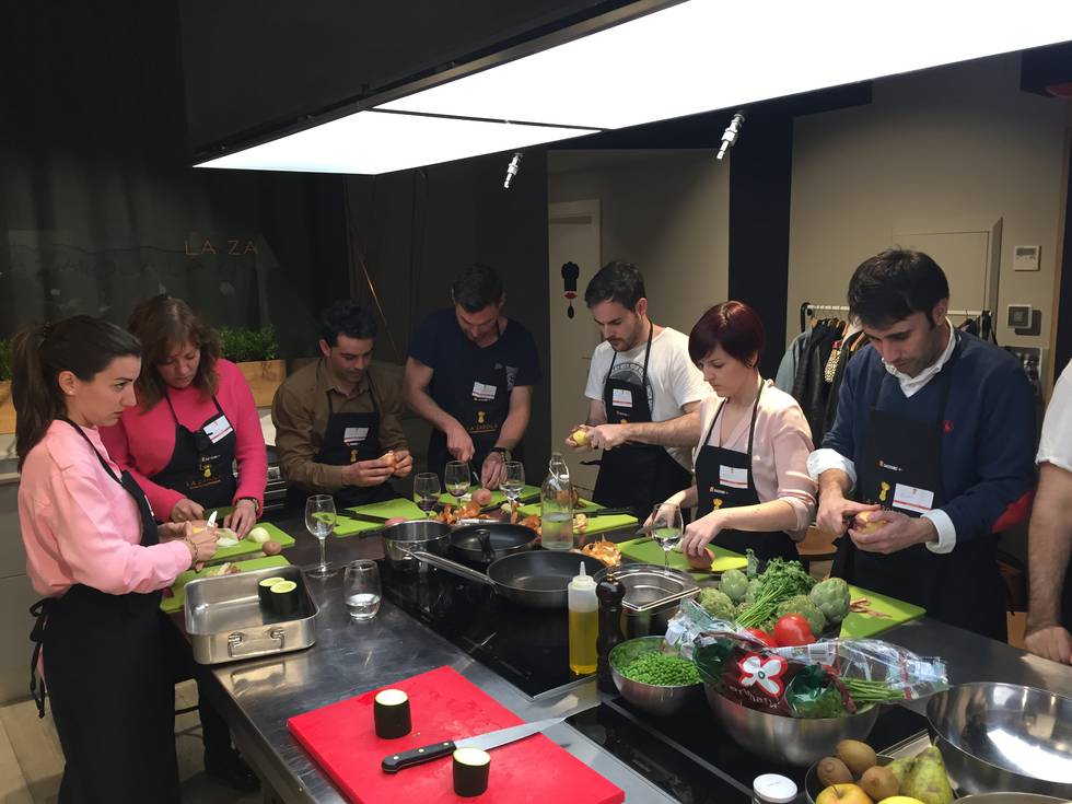 heraldoes's tweet photo. Aprender a cocinar en grupo, como en casa y con degustación incluida: una nueva alternativa de #ocio https://t.co/703y7Ymauh #gastronomía https://t.co/hLePmTaML4