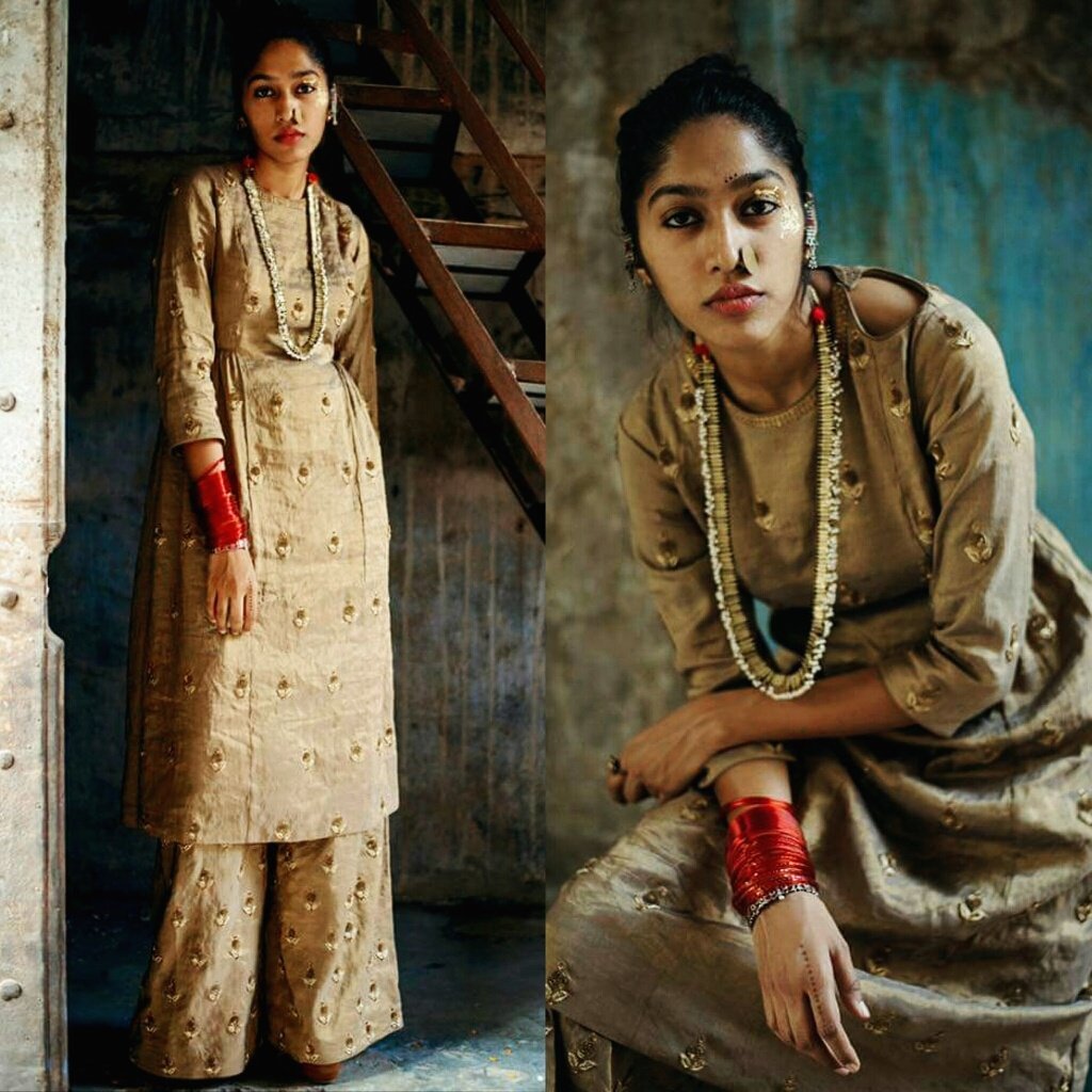 #WeavesOfGratitude- Bid on this outfit from Dhruv Singh or simply donate for the families of martyrs of Uri:
Visit bit.ly/2dBJBBn