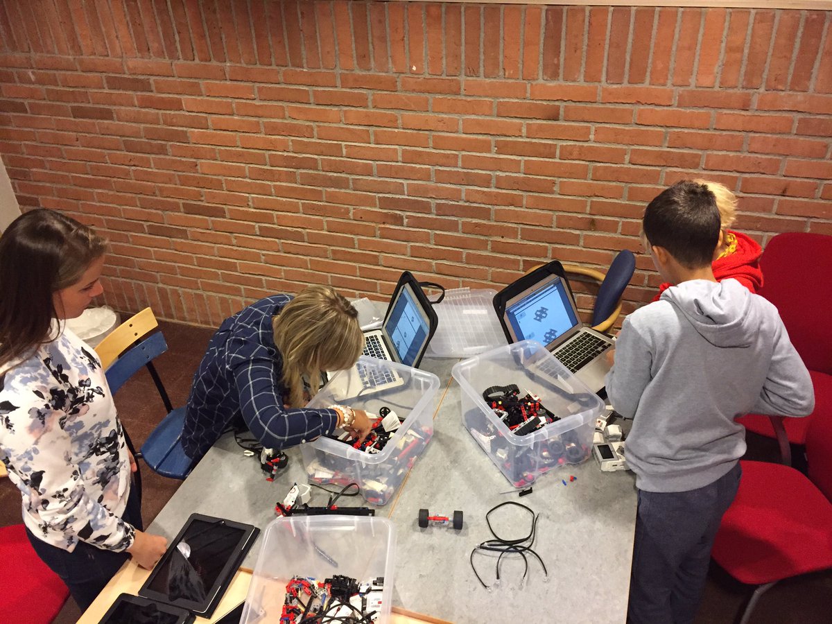 CissiKlingstedt's tweet image. Bygga robotar med lego innan det är dags att programmera #höstlov #fritids #lego #programmera