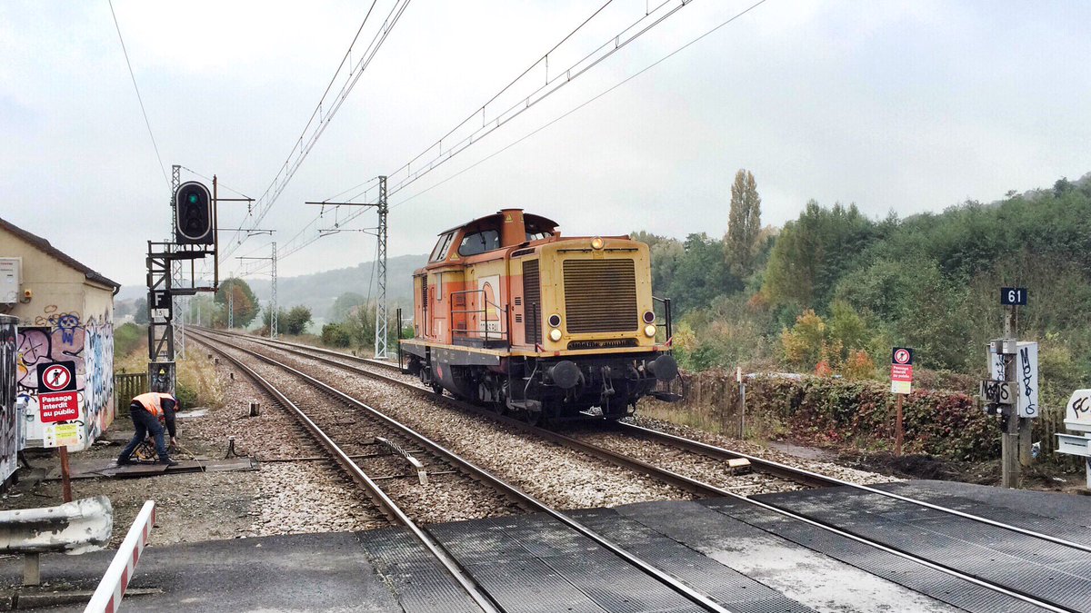 bb_8620's tweet photo. Une V212 Colas passe Vauboyen au train n°817932 Mantes -> Juvisy @ColasRail_off #GCSud #V212 #ColasRail @RerTgv @frtrains91 @OliverRangc1 https://t.co/ZMqaTXEIxf