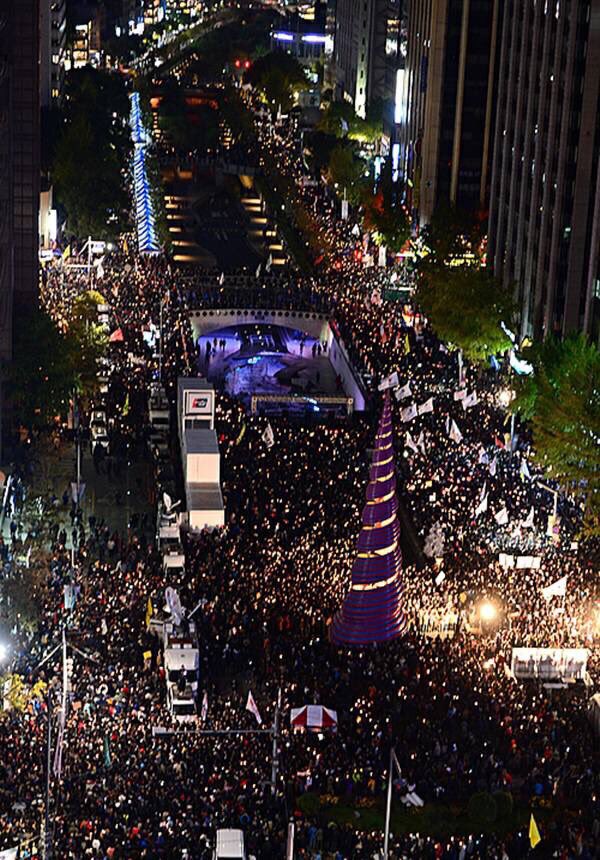 ajazeen6's tweet photo. "박근혜는 하야하라!"😤

매일❗
➐ 파이낸스 빌딩 앞
🎥 https://t.co/pAN57jR9mH
🚩민중총궐기 투쟁본부

#박근혜_하야 
#내려와라_박근혜 https://t.co/kfl5U6Ib8Z