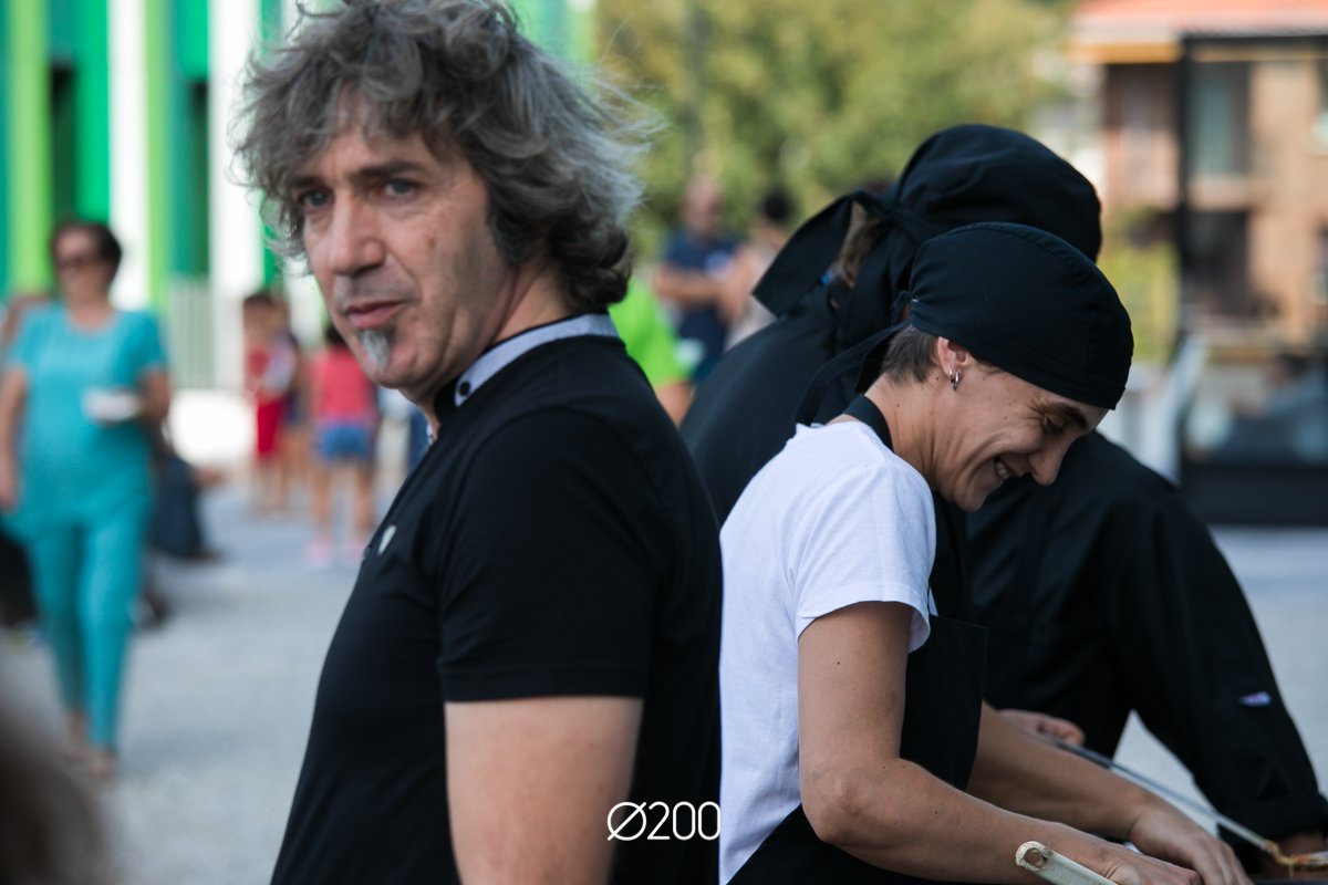 Talde lana eta umore ona. Funtsezkoak Ø200en.