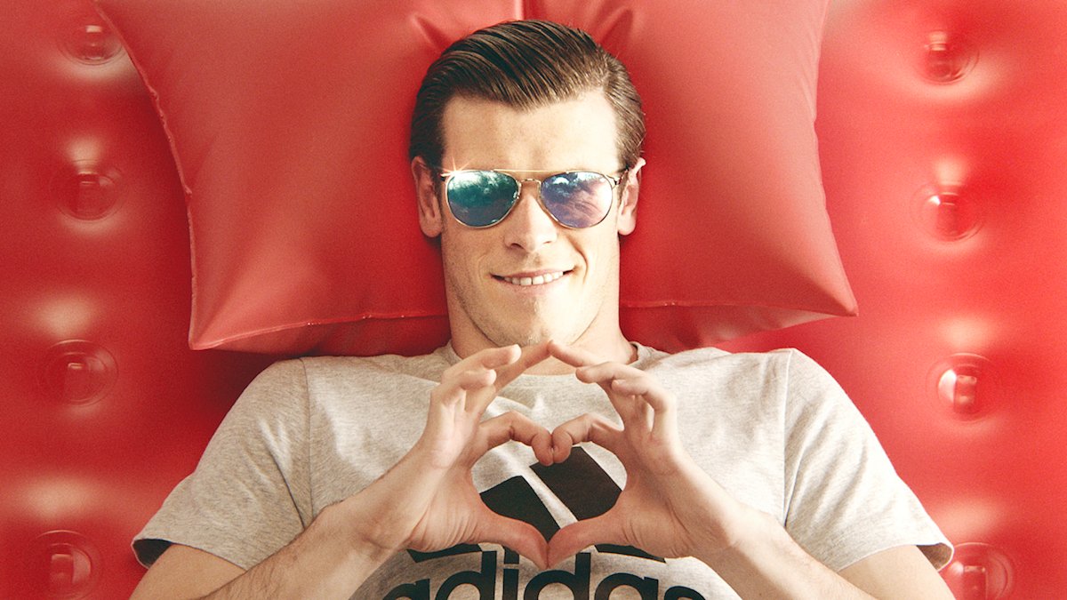 RemarksFootball's tweet photo. Gareth Bale's new contract at Real Madrid:

£350,000/week
£50,000/day
£2083/hour
£34/minute

Living the dream. https://t.co/WoHTlO5OYI