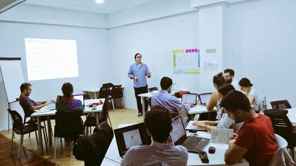 socialnest_org's tweet photo. Objetivos, KPIs, analizar, segmentar y lograr la conversión 📝 @javiriestra de @elartedemedir en #DrivingProgramSN https://t.co/HvXZPV5bmc