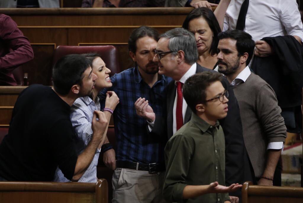 - El dissabte comprarem cassalla a miges i te l'emportares
+Cassalla? 
-Si,  CER VE RÓ