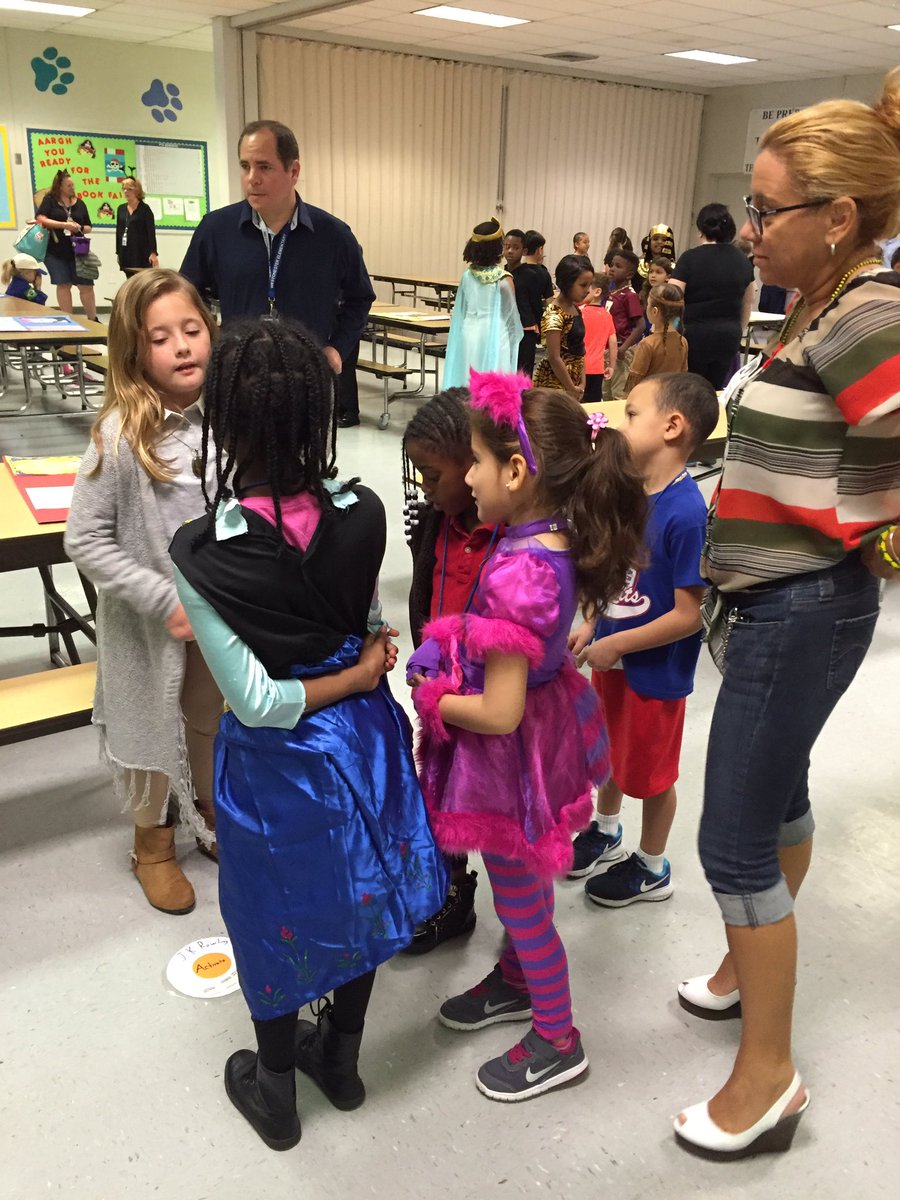 MissAshleeBryan's tweet photo. 1st grade had a great time learning about history at the wax museum! @newschester https://t.co/D5wSobKUJW