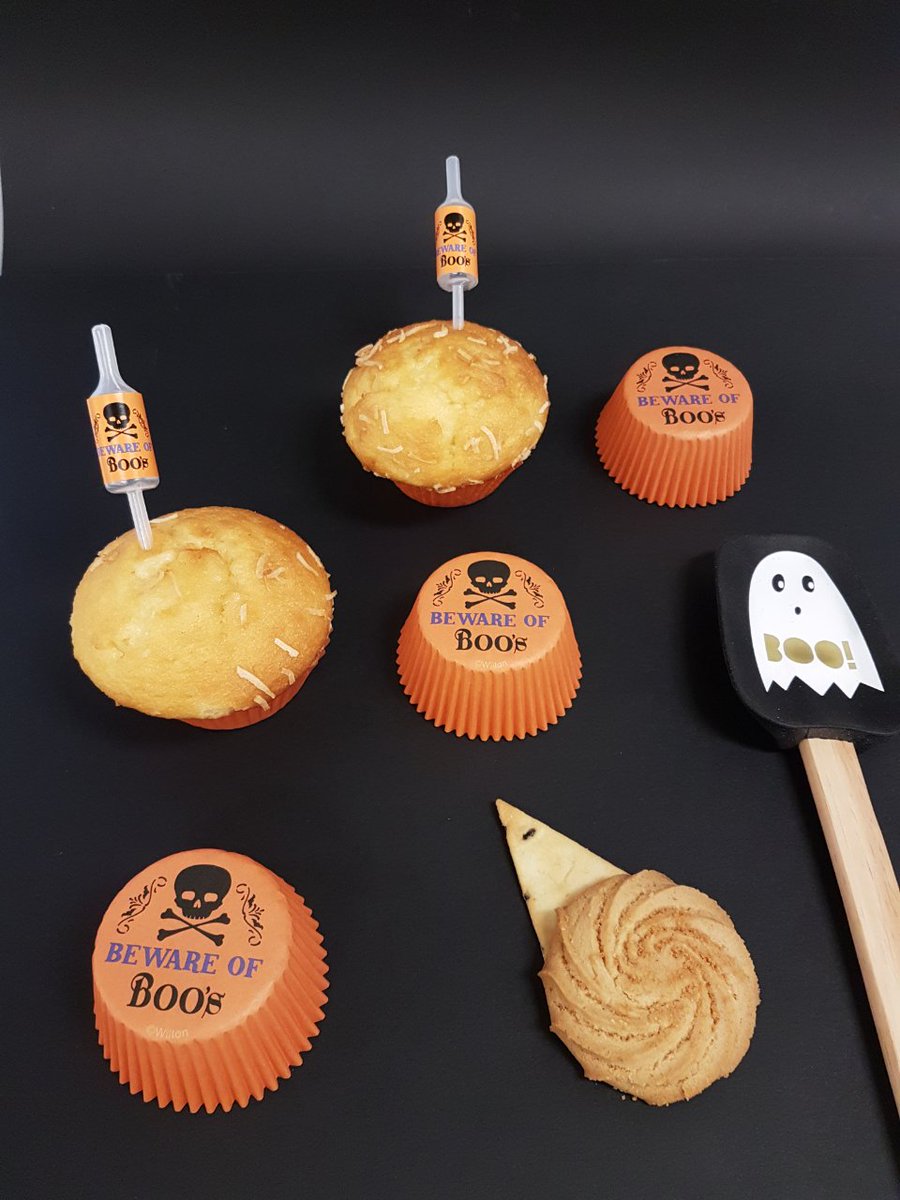 CrispyBaked's tweet photo. #HappyHalloween! Enjoy a #spooky #delicious #trickortreat from #crispyjustbaked with a little #boo! #halloween #cookies #cakes #treats https://t.co/HqkI9lC5OB