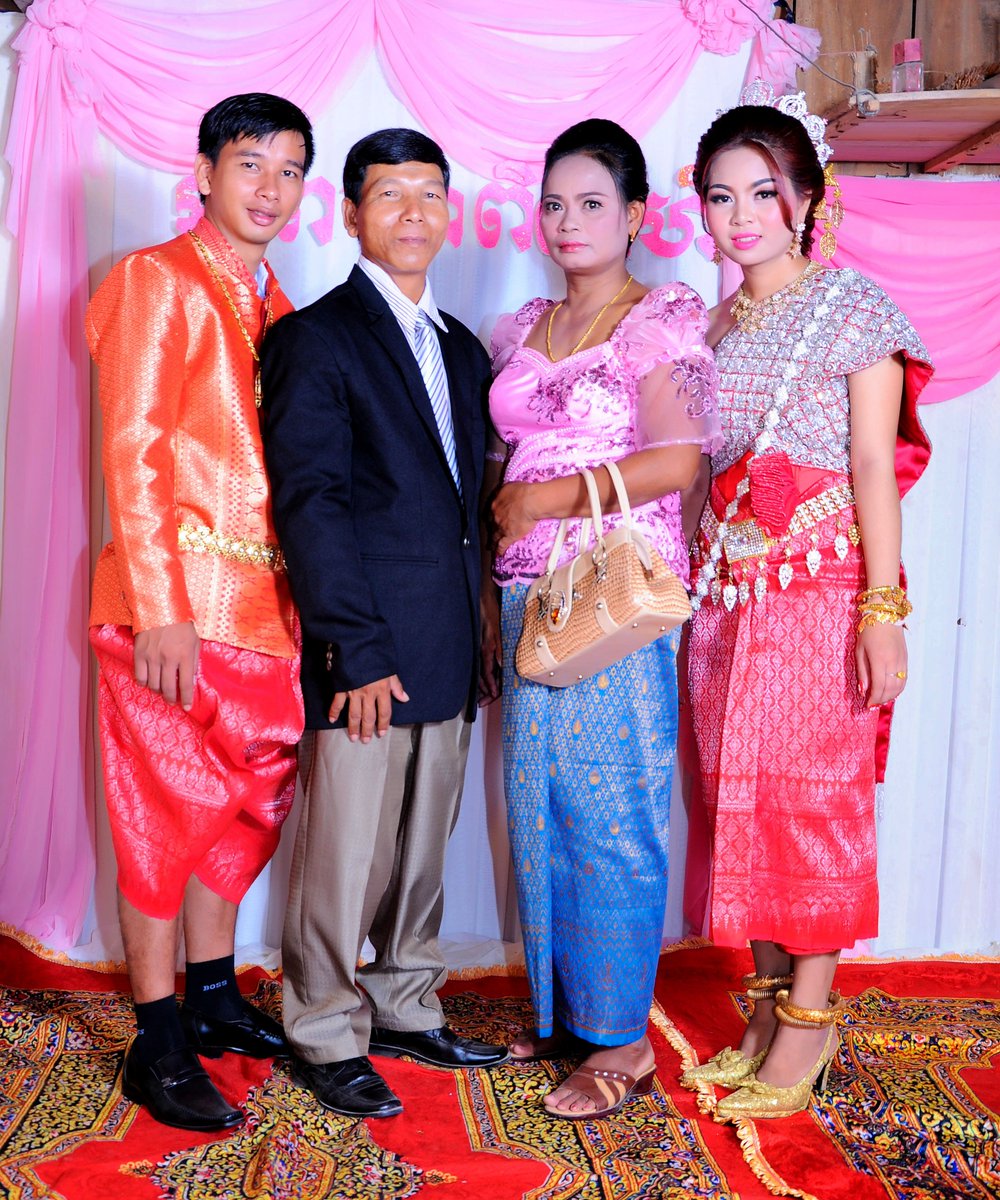 PheakdeyReport's tweet photo. My Photo Wedding on 8th April 2016. Khmer Traditional Cloths. #Cambodia.#AngkorWat Temple. https://t.co/CzxmvzgQx1