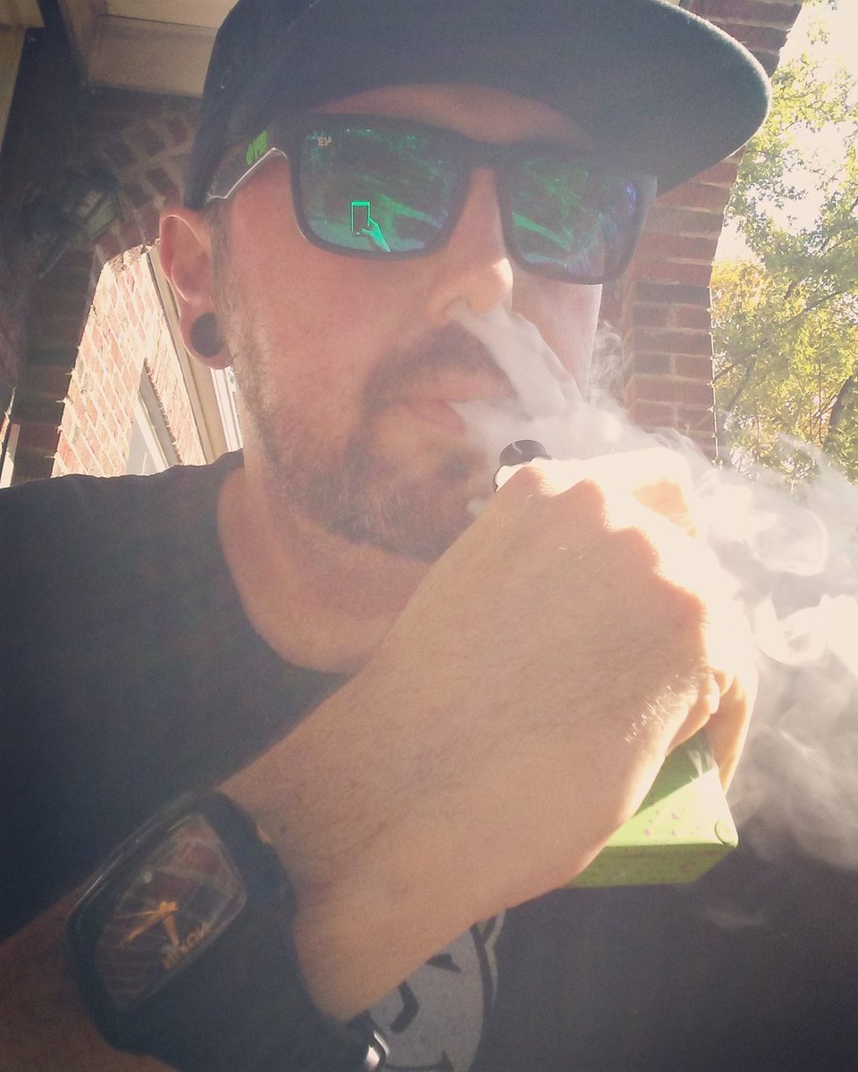 _SWEET_DREAMS's tweet photo. #ejuice #vape #vapor #eliquid #mod #vapefam #Vapenation #vapelife #vapelyfe #clouds #vapeporn #cloudblowing #coils #mec #vapetricks #vapeit https://t.co/OCH8HFvpQz