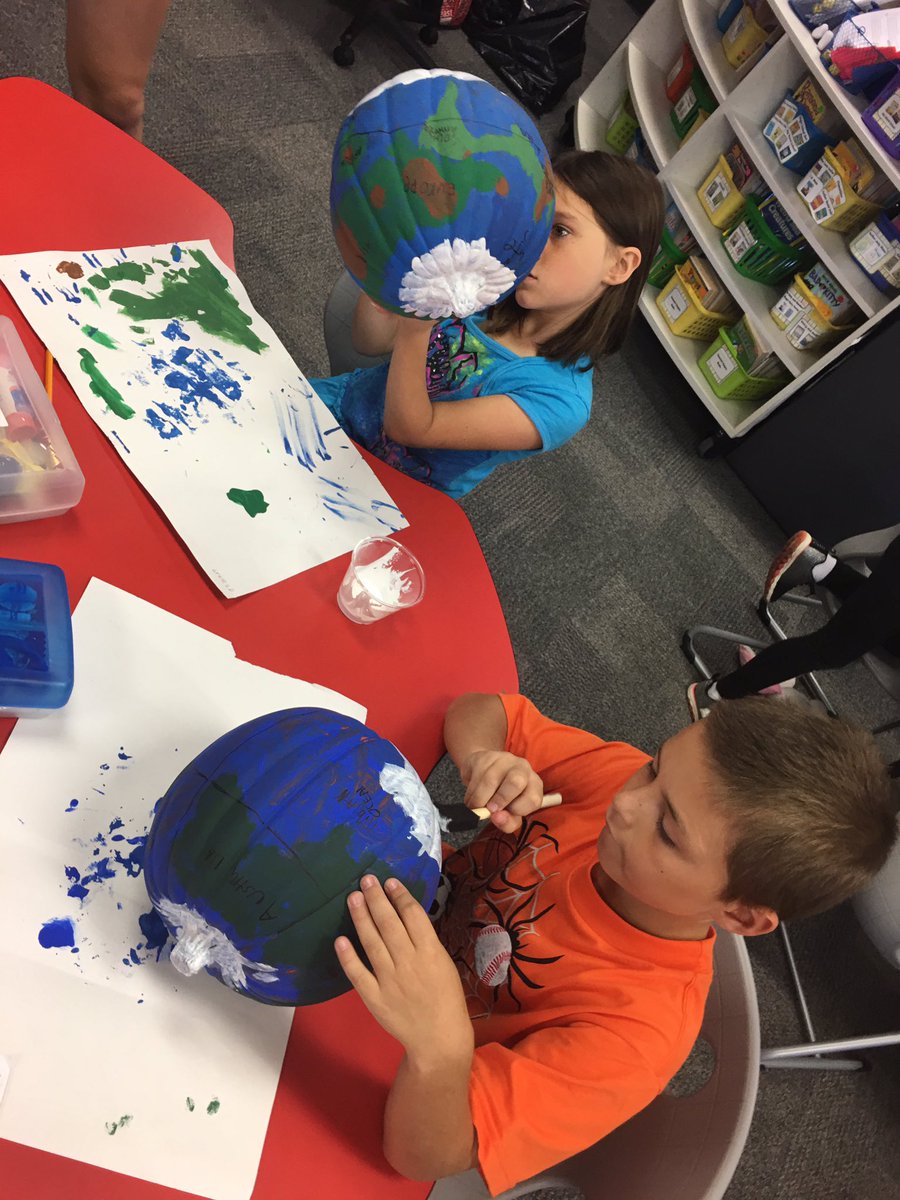 MLIwithMsHelwig's tweet image. Finishing up our pumpkin globes today by adding Antarctica and the North Pole 🎃🌎@CCEColts #meonthemap