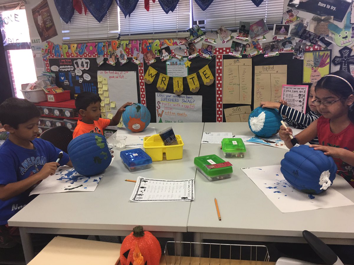 MLIwithMsHelwig's tweet image. Finishing up our pumpkin globes today by adding Antarctica and the North Pole 🎃🌎@CCEColts #meonthemap