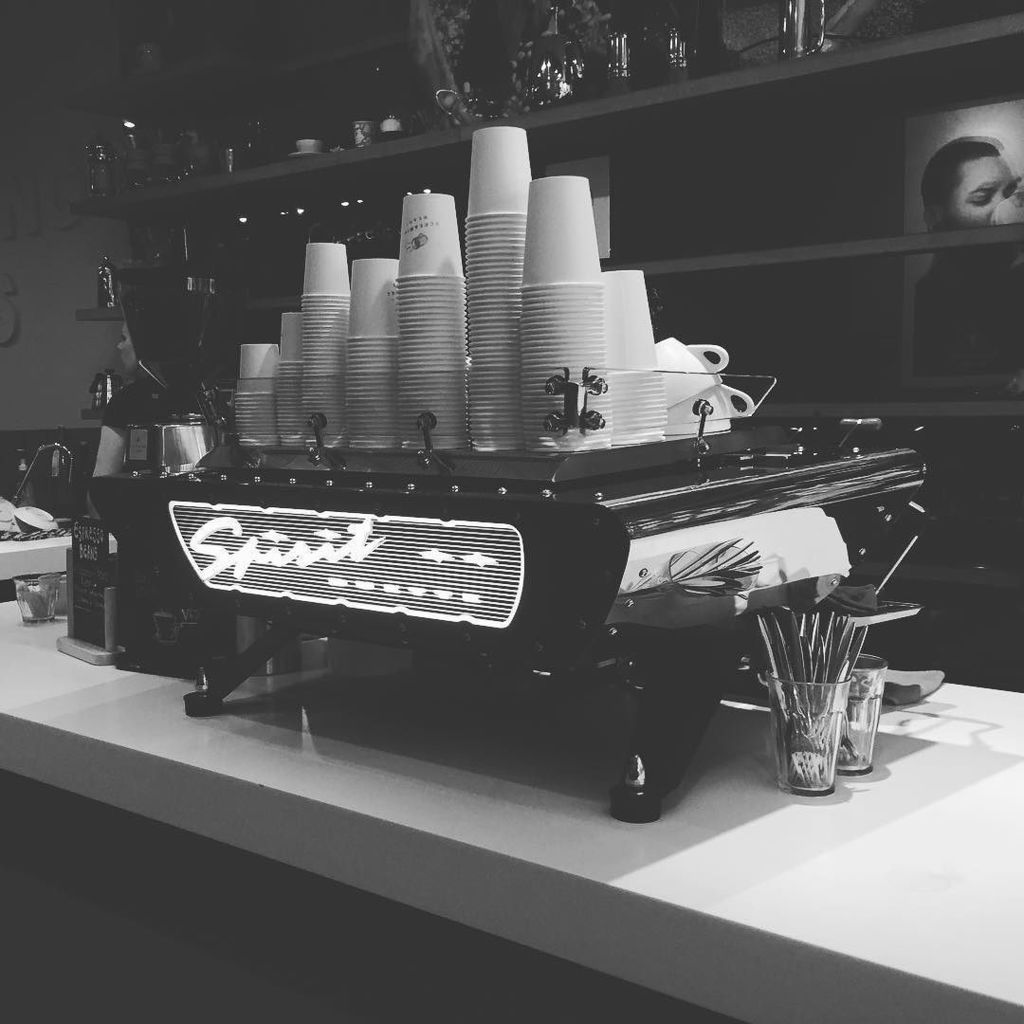 escuelabarismo's tweet photo. Amsterdam y sus cafés de especialidad y máquinas 😍😍😍 #screamingbeans #spiritcoffeemachine … https://t.co/Y1mKfSmAz7 https://t.co/Mffmpse6fj
