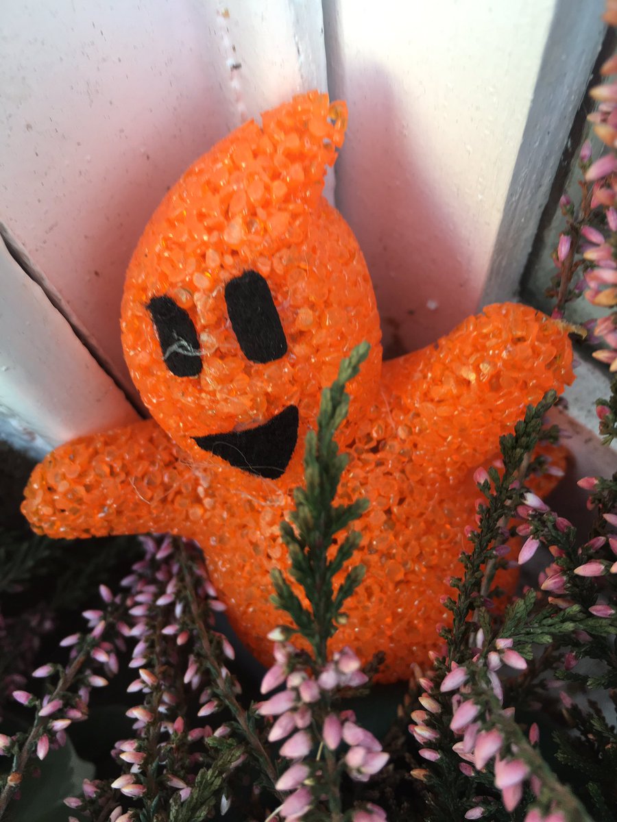 Write_Stars's tweet image. Boo!!! Halloween flash comp open now. Pen a haunting 100-word tale by midnight.  Mystery Prize:) Details writestars.co.uk #amwriting