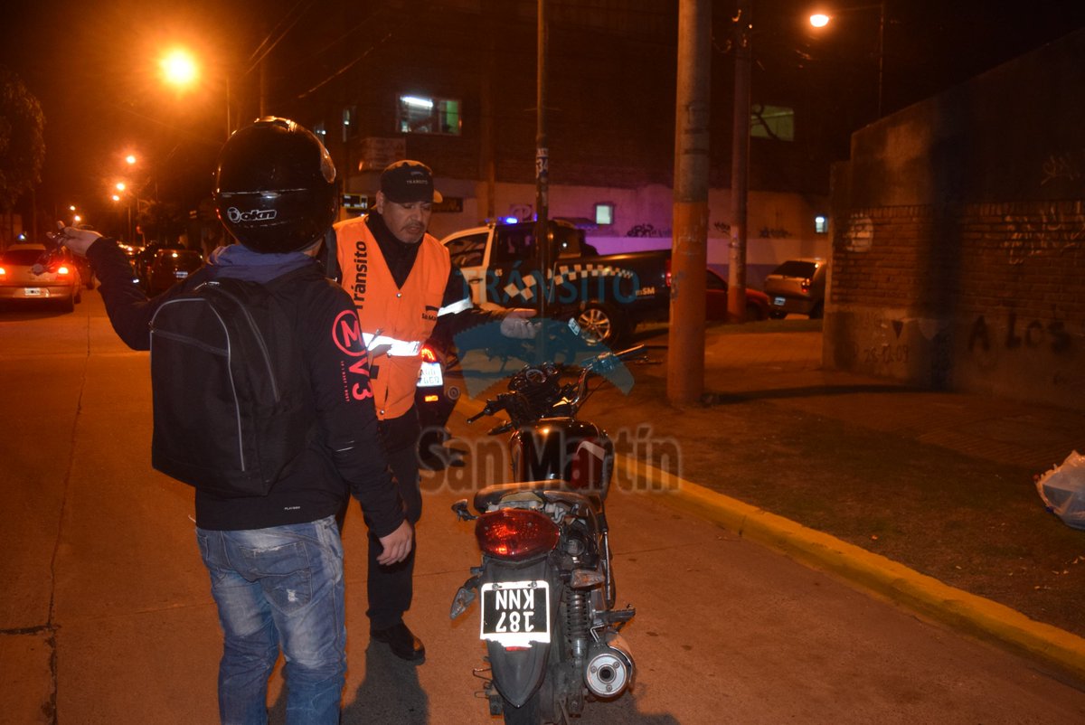 TransitoSMartin's tweet photo. Operativo de control vehicular en las calles Gral.Paz y Italia.Villa Ballester. 27/10/2016 https://t.co/xcXzrYhRsx