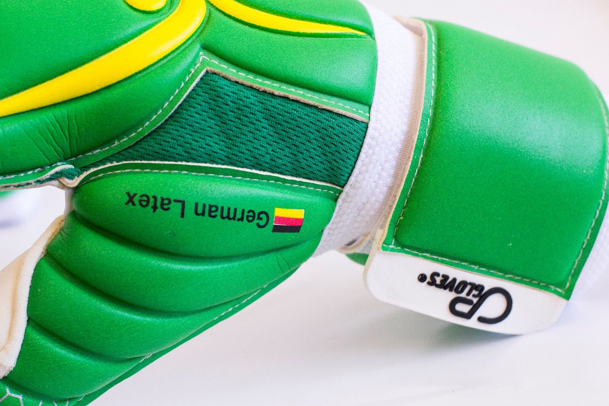 CPglovesES's tweet photo. ✋🏻 🆕 Os presentamos nuestro nuevo modelo #Trébol ☘️, corte #Ergoroll palma #GigaGrip con dorso y palma armada con 4+4mm de látex 🇩🇪.   🔝⚽️✋🏻 https://t.co/hkk5EnC8w7