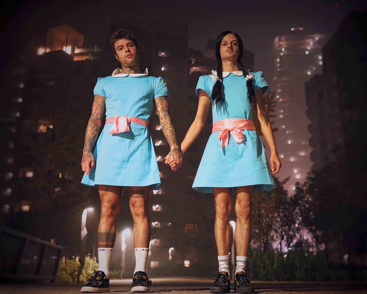 Fedez's tweet photo. Best costume ever.
Chiudete l'Halloween. https://t.co/JLJlzKq2qC