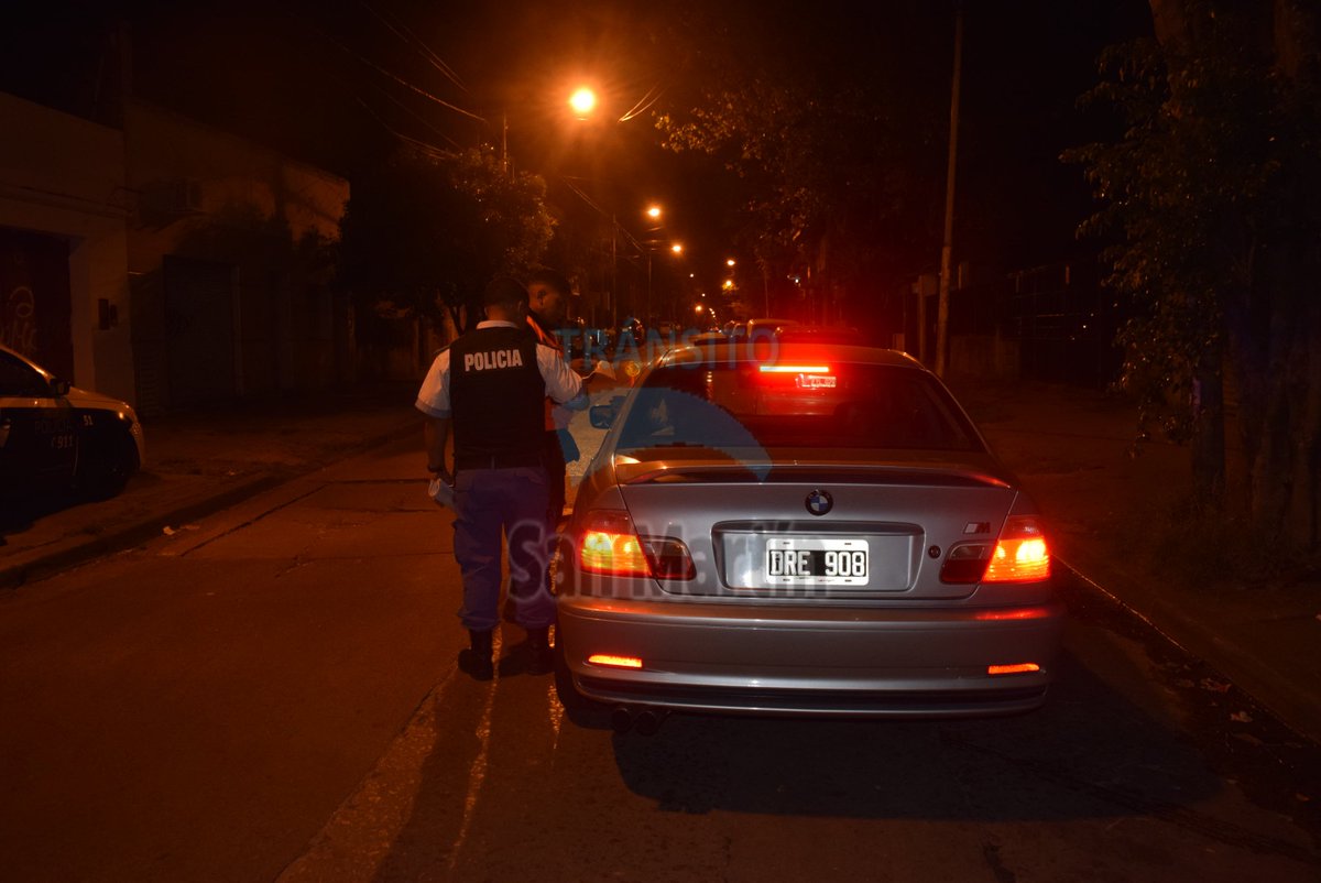 TransitoSMartin's tweet photo. Operativo de control vehicular en Av.Perón y Ayacucho. 29/10/2016 https://t.co/hhDWJoda2Y