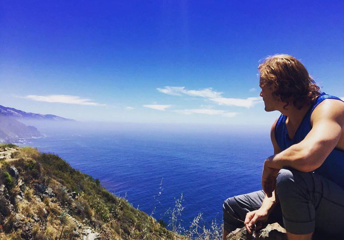 bclarrabee's tweet photo. #FreshAir #BlueSky #CalmingOcean #Handsomeman #Sam Heughan https://t.co/kqLKYmqBGp