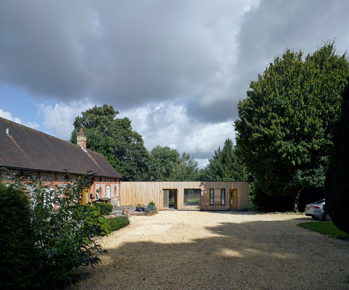 Architect #AdamKnibb extends barn in Hampshire with a timber Clad box.
There's also a glass box connecting the two buildings. #TimberDesign